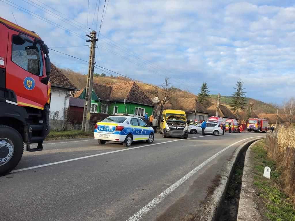 Személyautó és mikrobusz ütközött, négyen sérültek meg