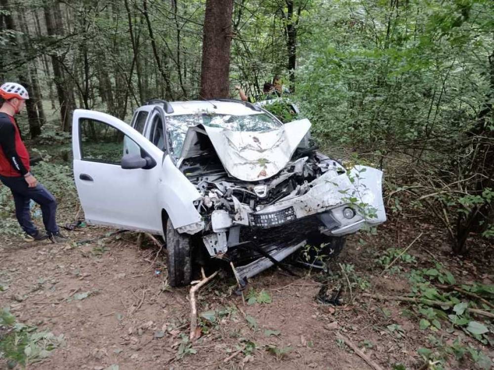 Szakadékba zuhant egy autó a Székelyföldön, egy utas meghalt