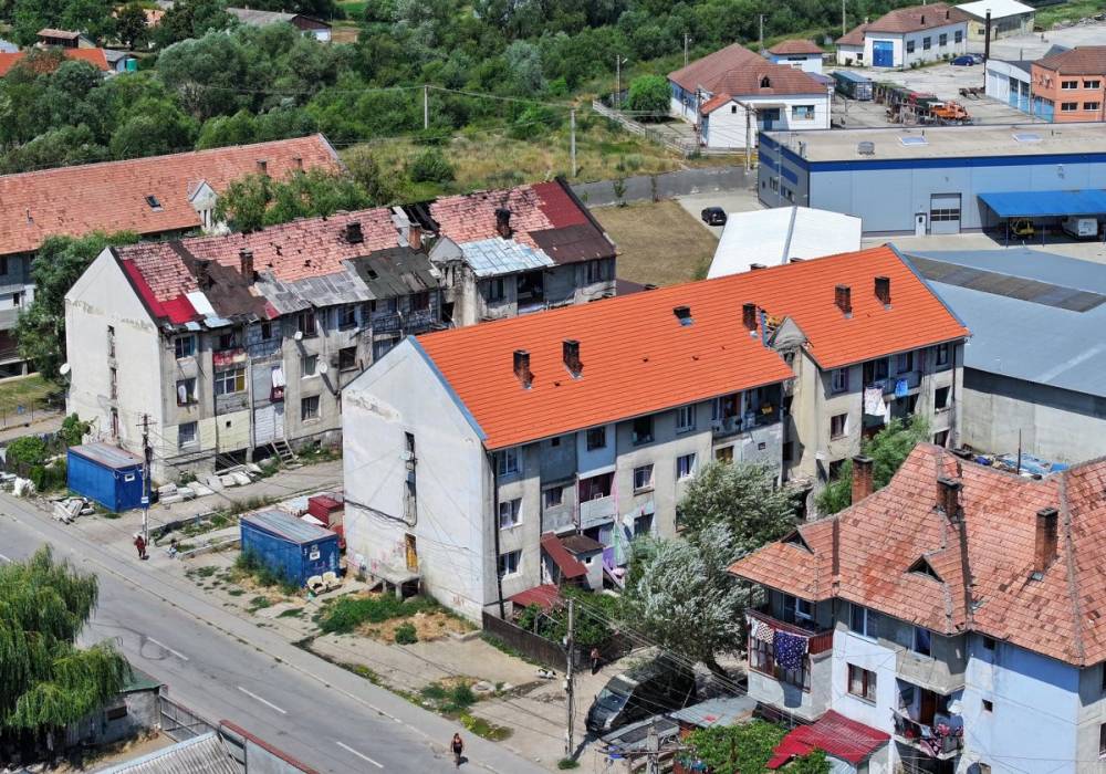 Új tetőzetet kapott a Budvár-negyedi egyik tömbház Székelyudvarhelyen