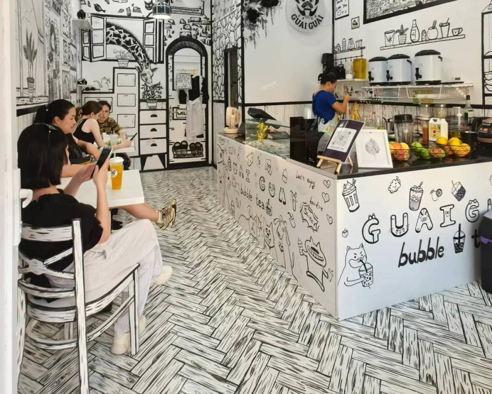 „Kétdimenziós”, állatbarát teaházat nyitott egy kínai rajztanárnő az egyik erdélyi városban