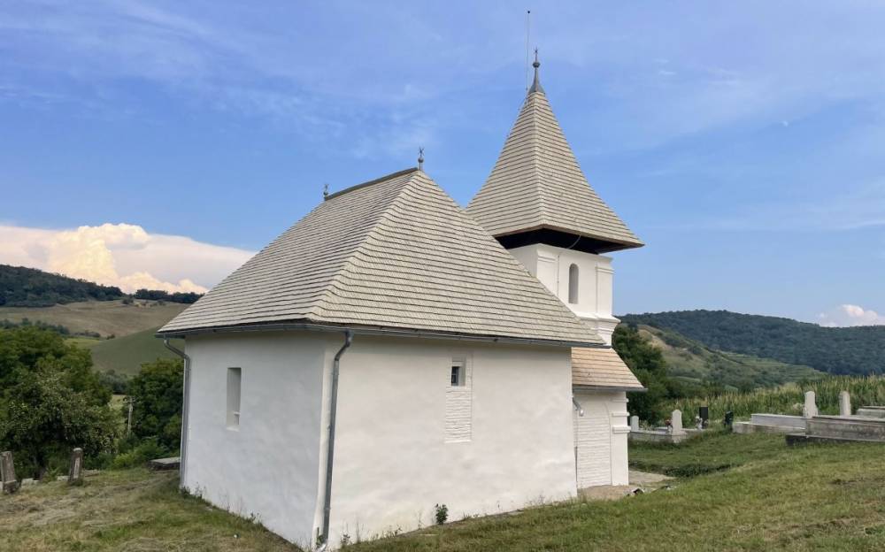 Gyönyörűen megújult a mezőségi Harcó középkori református temploma a magyar kormány jóvoltából