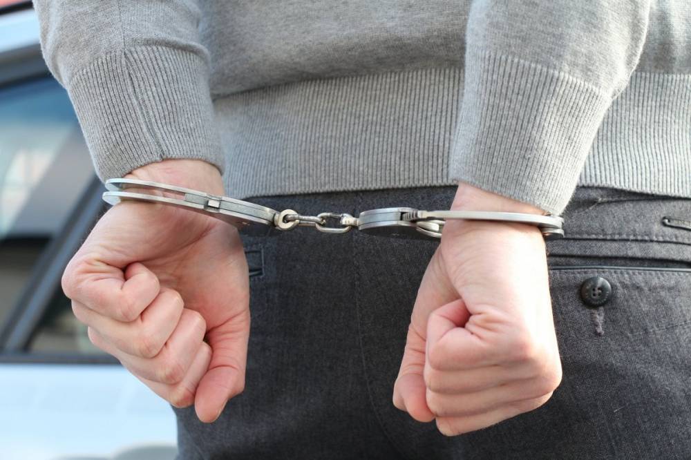 Őrizetbe vettek egy 51 éves bukaresti tanárt, akit két fiú megerőszakolásával gyanúsítanak