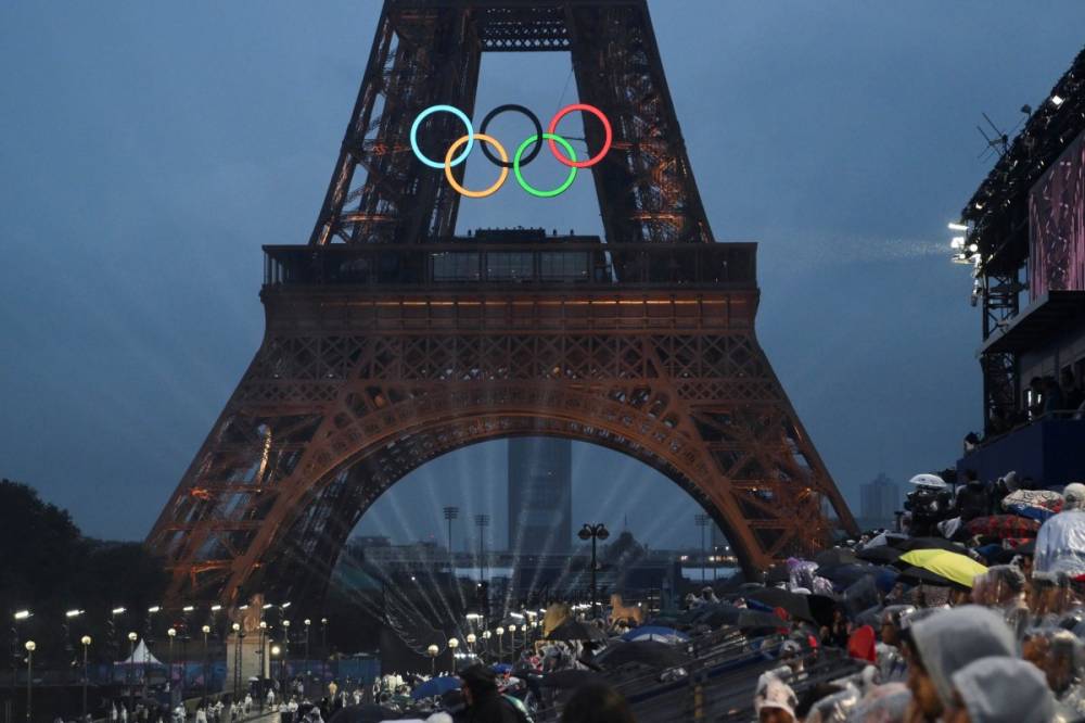 Látványos ünnepséggel, hajós felvonulással rajtolt el a párizsi olimpia