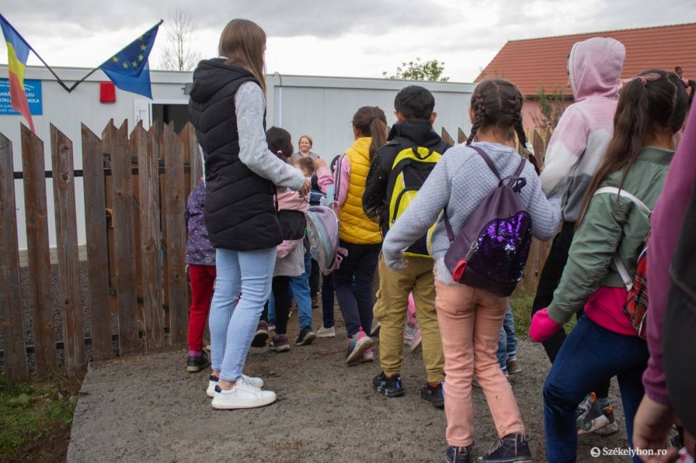 Átléphették ideiglenes iskolájuk küszöbét a csíksomlyói iskola tanulói