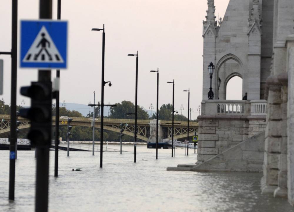 Elárasztott rakpartok, így néz ki a Duna tetőzése Budapesten