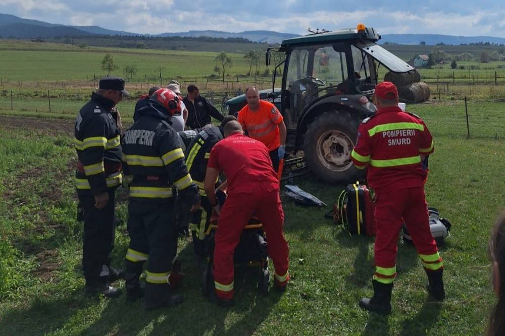 Traktor alá szorult személyt mentetettek Ajnádon