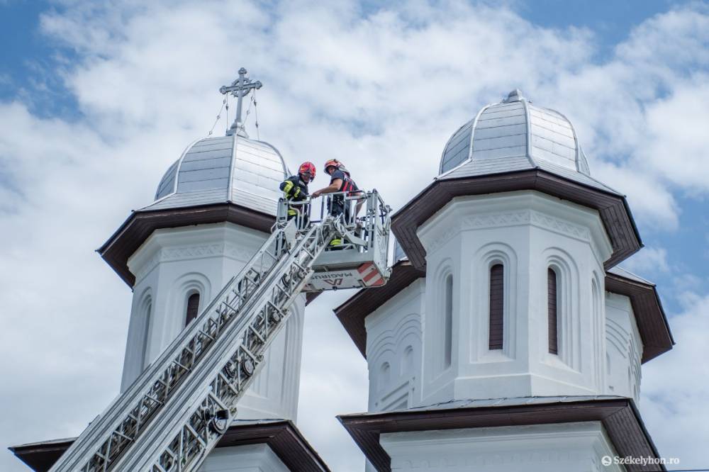 Pópákkal és tűzoltókkal a közelgő viharok ellen