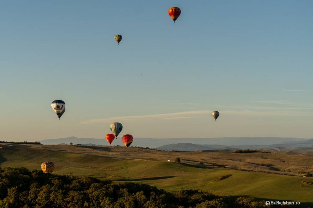 Hőlégballonok színezték be a székelyföldi eget