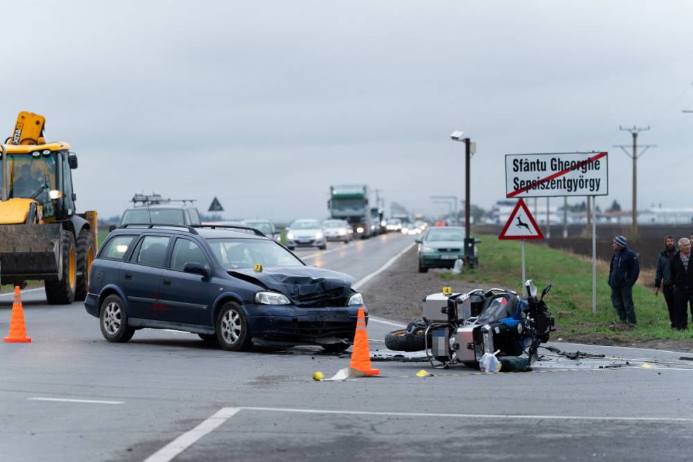 Motorkerékpár ütközött autóval Sepsiszentgyörgynél