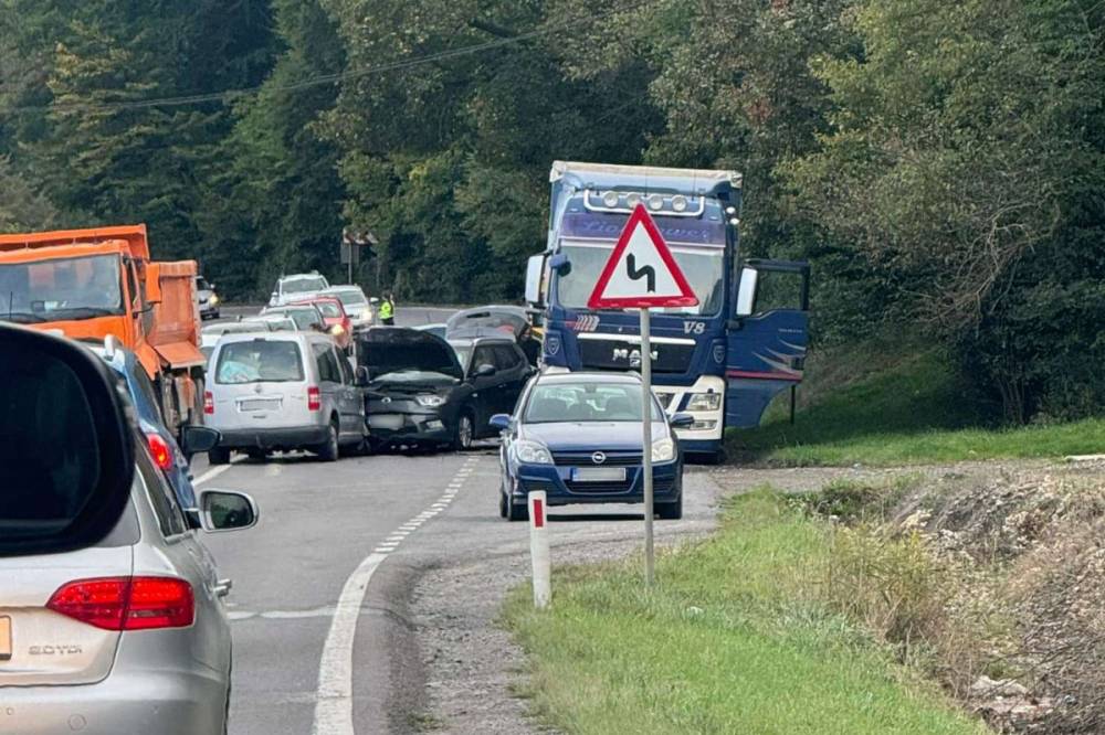 Több autó ütközött össze a Szejkén