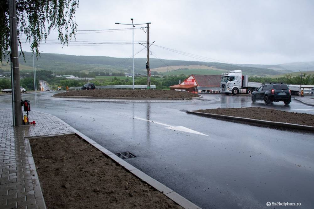 Útlezárás a 13A és 13C jelzésű országutak kereszteződésénél