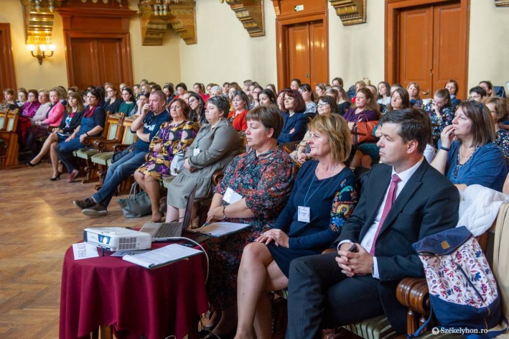 A digitális világ és az oktatás kettőséről osztották meg tapasztalataikat erdélyi pedagógusok