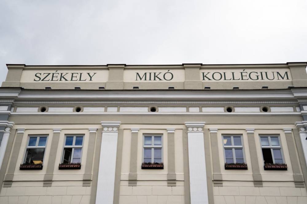 Székelyföldi magyar iskolákat, köztük az újraállamosított Székely Mikót is kitüntette a román államfő