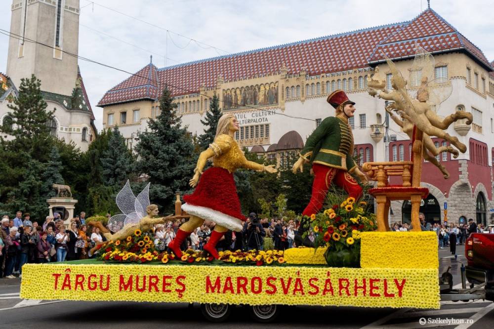 Vérpezsdítő dobolás ütemére haladtak végig a virágautók a főtéren