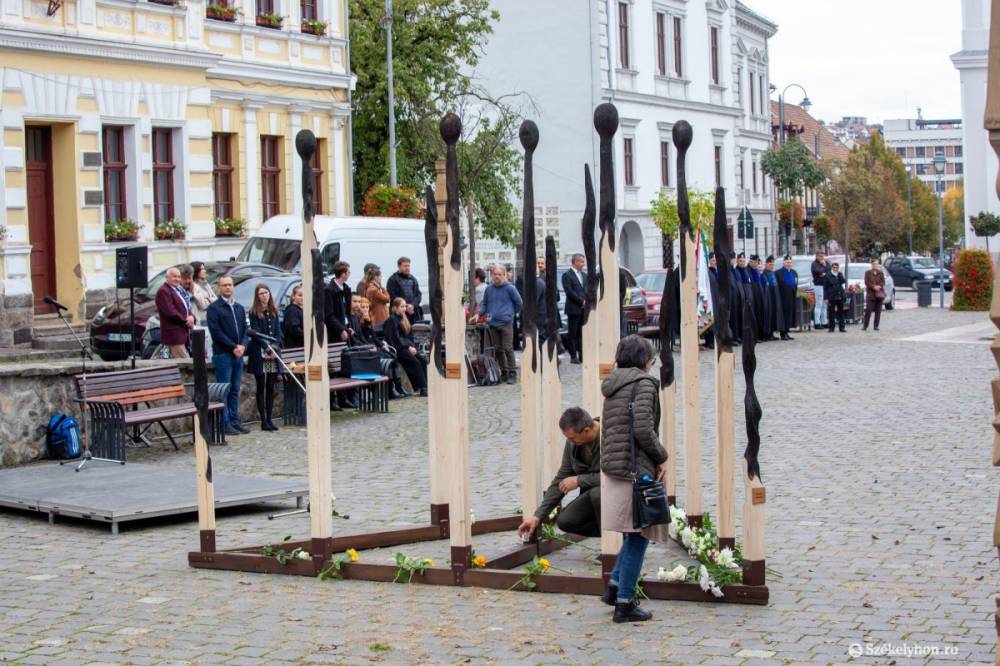 Köztéri installációval emlékeztek meg az aradi vértanúkról Székelyudvarhelyen