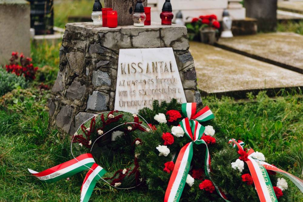 Miattuk sem alszik ki a magyar szívben a tűz