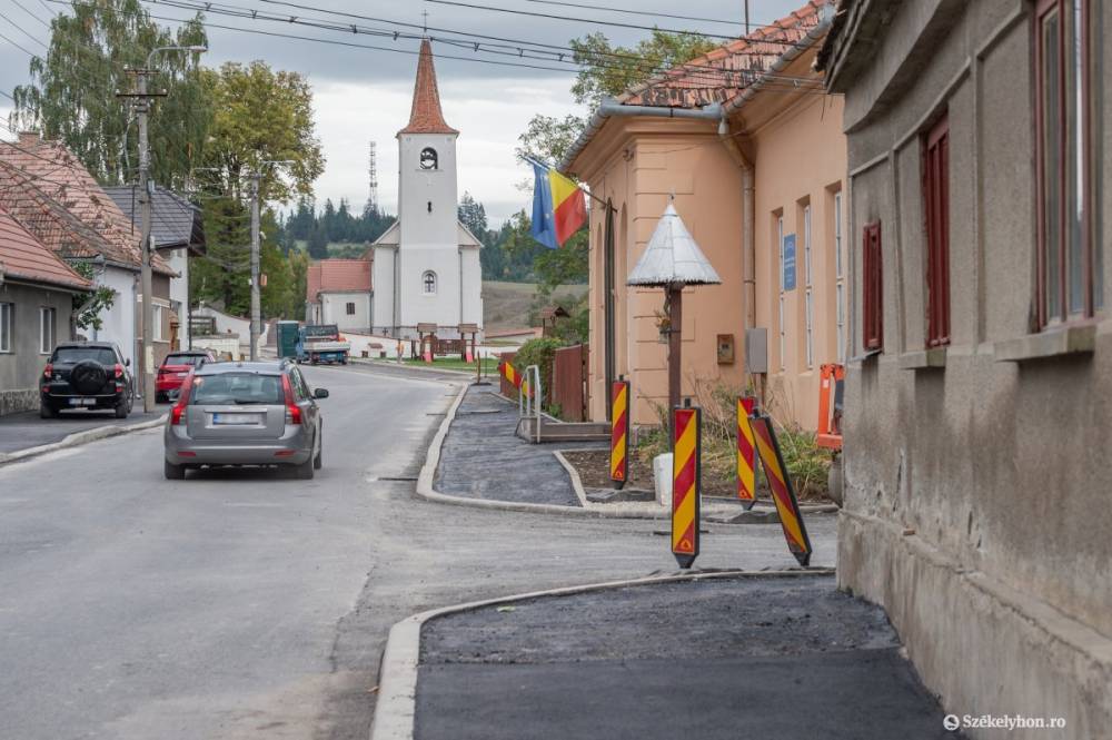 Befejezés előtt az útkarbantartás Csíkszeredában