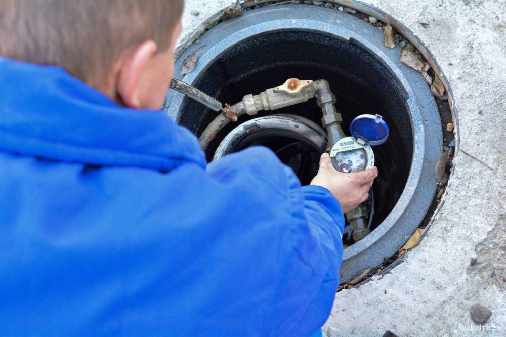 A HVCSK emberhiánya miatt a fogyasztókra hárul a vízórák téliesítése Gyergyószentmiklóson