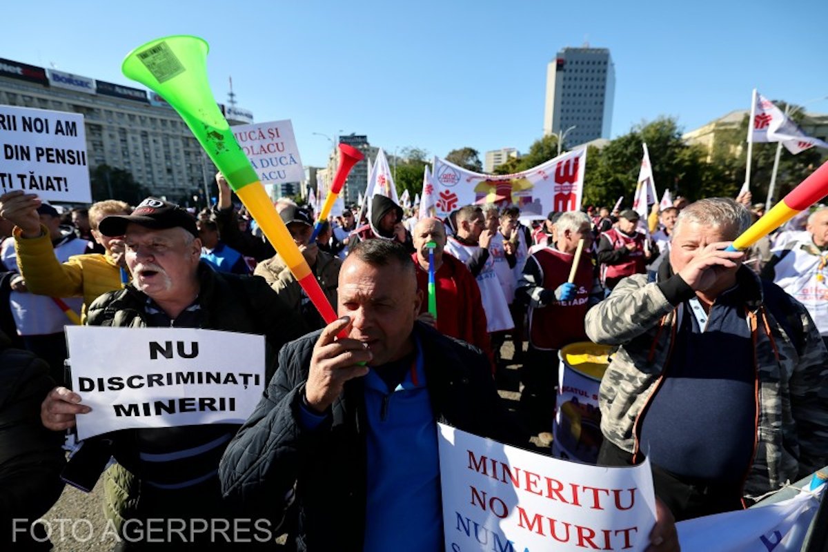 „Ne diszkriminálják a bányászokat!”. Újabb tüntetés volt a kormánypalota előtt