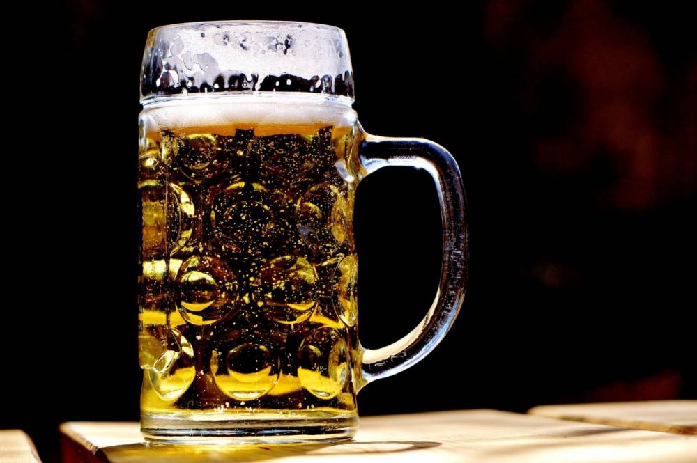 Nem csak a poharukat emelik: fokozatosan drágulhat a sör