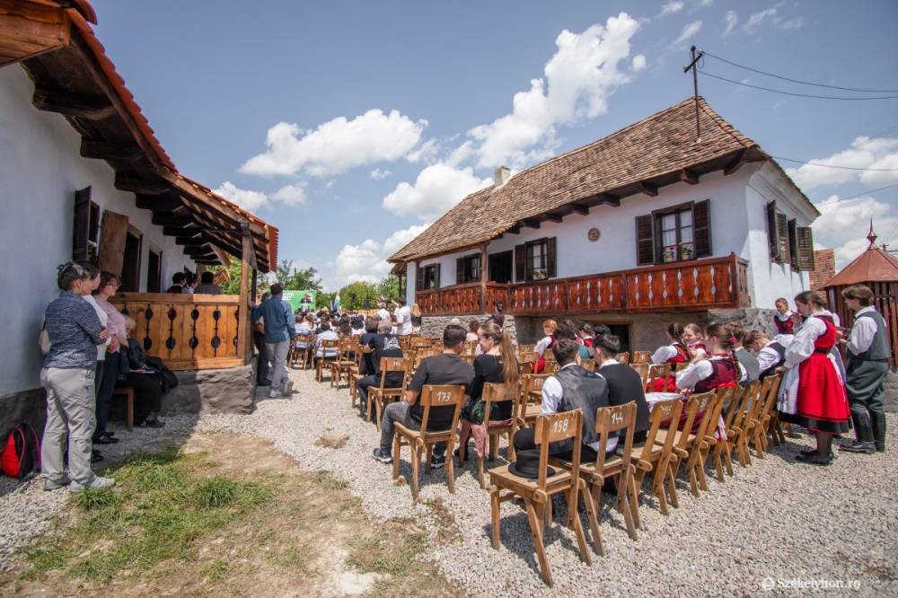 Elfogadta a kormány Etéd község címerét