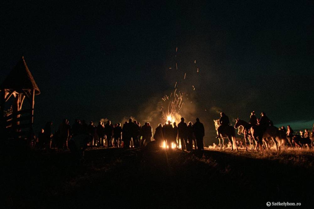 Székelyföld-szerte őrtüzeket gyújtottak az autonómiaigény jeleként