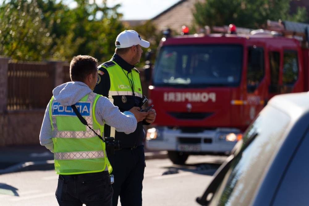 Két autó ütközött, egy utas a roncsok közé szorult