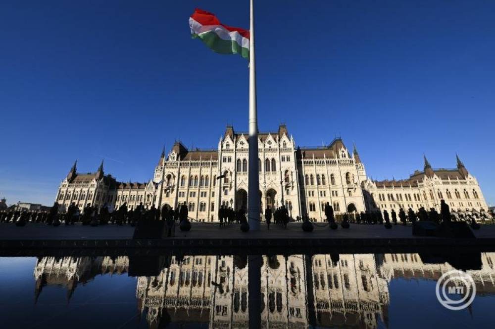 Nemzeti gyásznap: felvonták, majd félárbócra engedték a nemzeti lobogót az Országház előtt