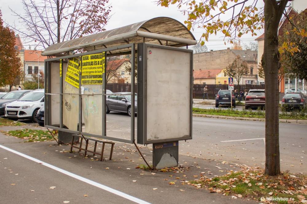 Megért a felújításra néhány városi buszmegálló Csíkszeredában