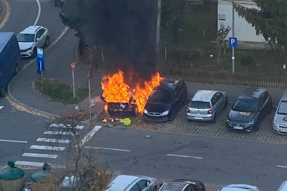 Autó lángolt egy csíkszeredai parkolóban