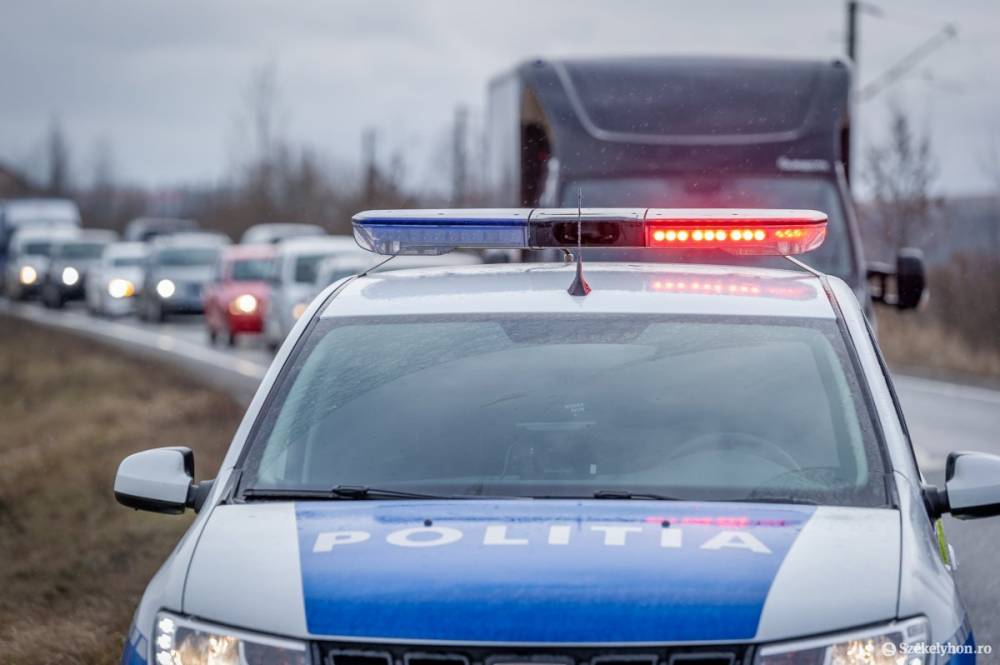 Fának ütközött és patakba zuhant egy autó, utasa életét vesztette