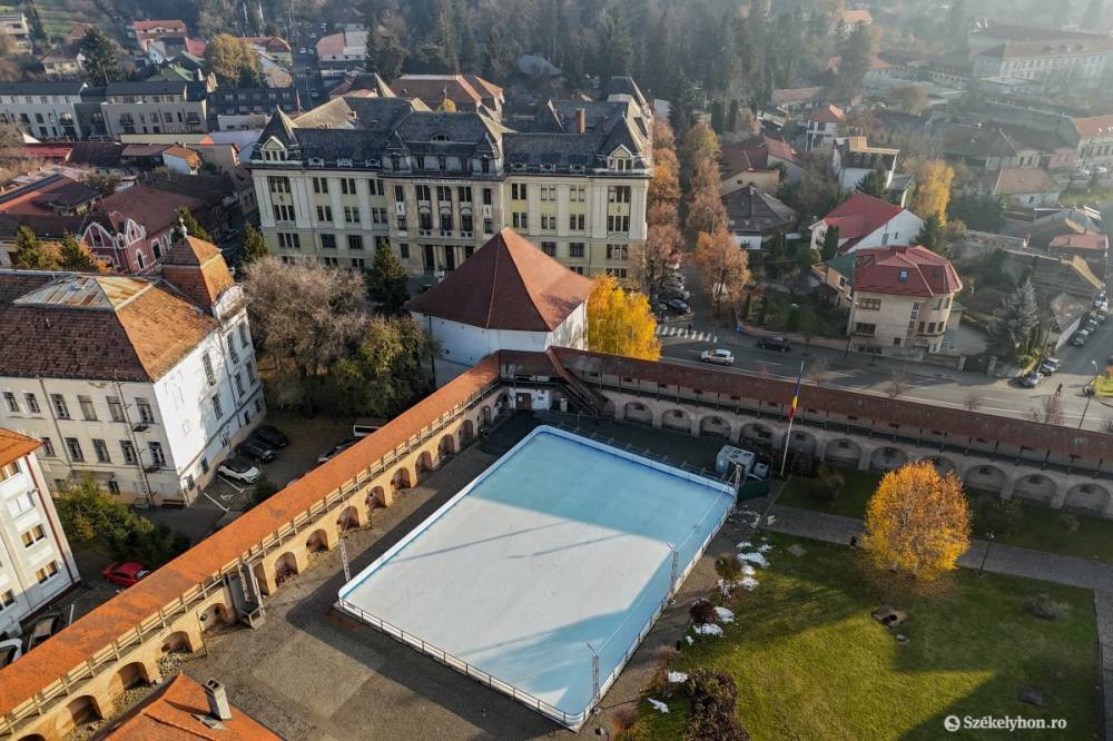 Pénteken nyitják meg a korcsolyapályát a várban