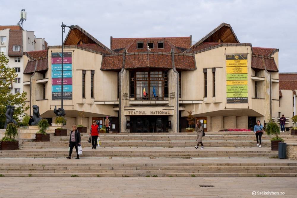 Hatvan programozó egy napon át egyszerre dolgozik egy applikáció létrehozásán