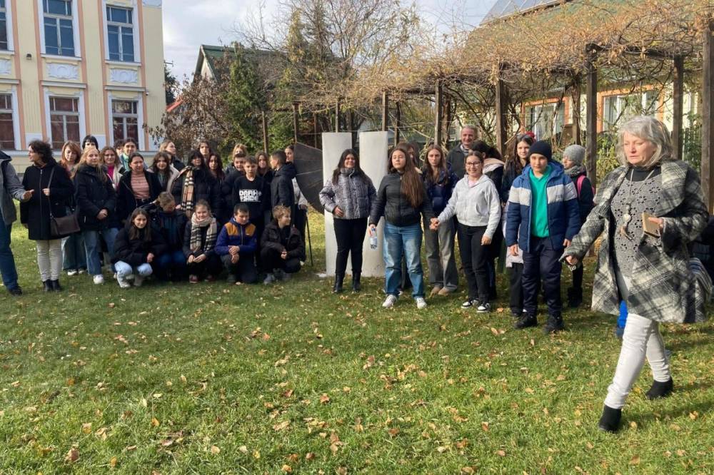 Többszáz diák munkájának köszönhetően gyarapodik a Napkapu-erdő Sepsiszentgyörgyön