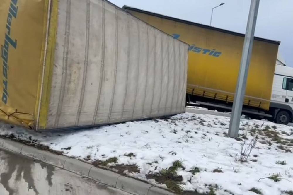 120 km/órás szél az autópályán, lezártak egy szakaszt Nagyszebennél – videóval