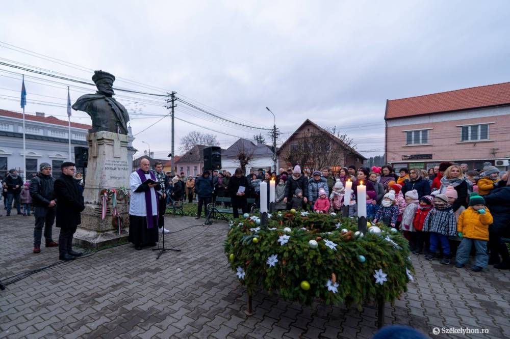 Adventi koszorúkat állítanak ki a Maros megyei városokban is