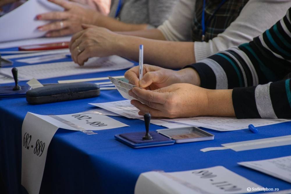 Elkezdődött az elnökválasztás első fordulójában leadott szavazatok újraszámolása