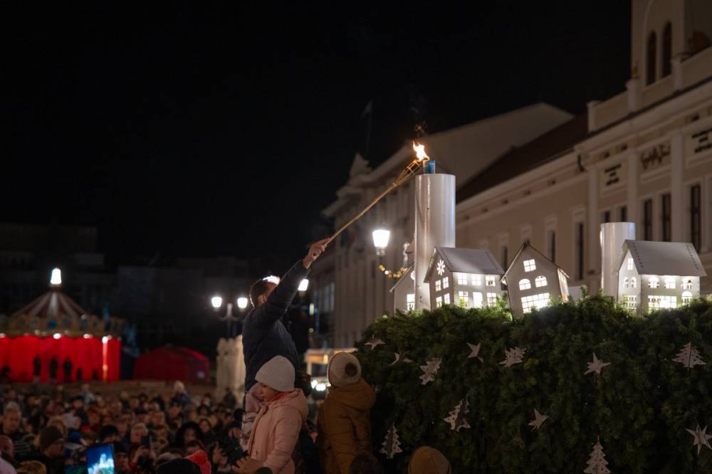 Advent első vasárnapján Sepsiszentgyörgy is ünnepi fénybe öltözött