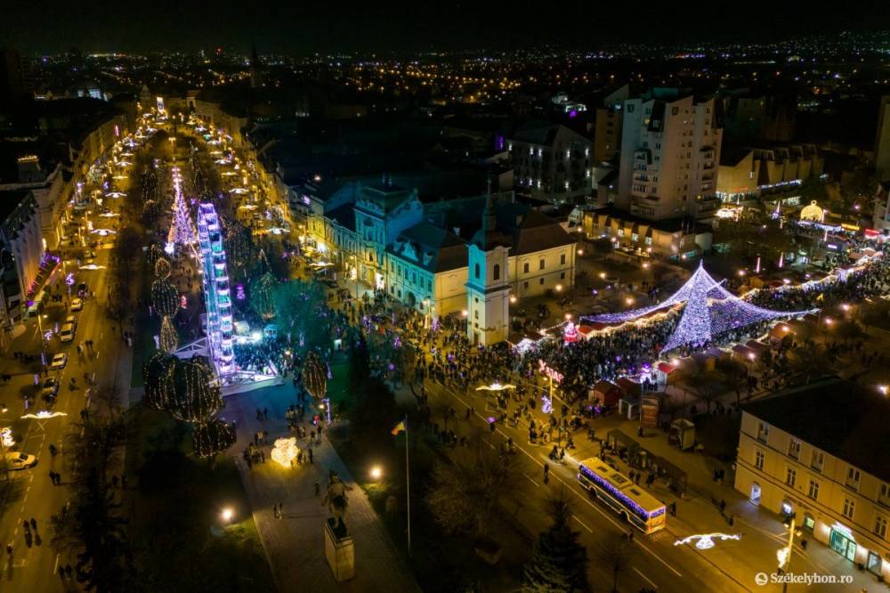 Karácsonyi díszbe borult a tér – finomságokkal, óriáskerékkel, lépcsőkkel