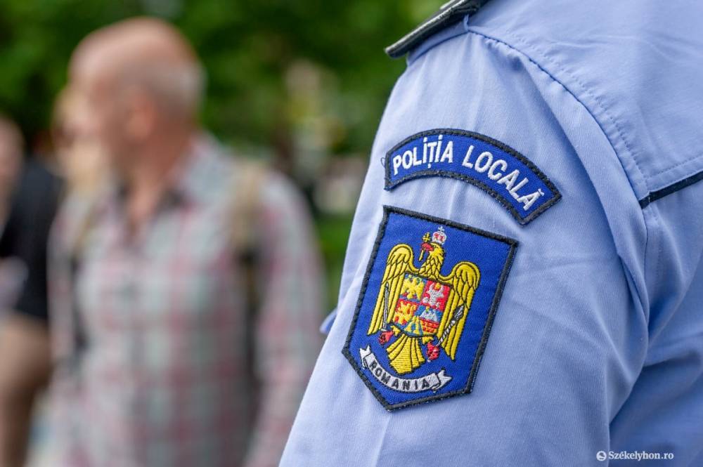 Lépcsőházban meghúzódó hajléktalanhoz riasztották a rendőrséget