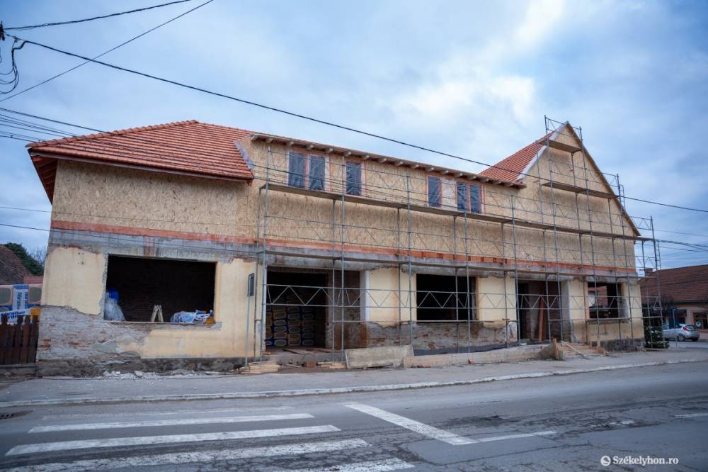 Ha minden így halad, jövőre pont kerülhet a homoródszentmártoni községháza bővítésére
