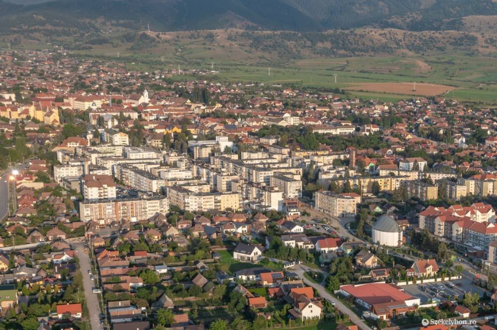Nem elég a kötelező: még nagyobb mértékben nőnek az adók Gyergyószentmiklóson