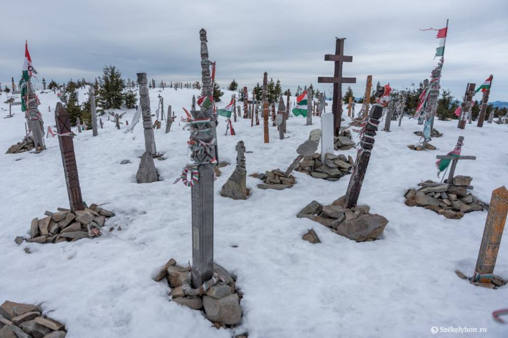 A kopjafák egyelőre maradnak a Madarasi Hargita csúcsán