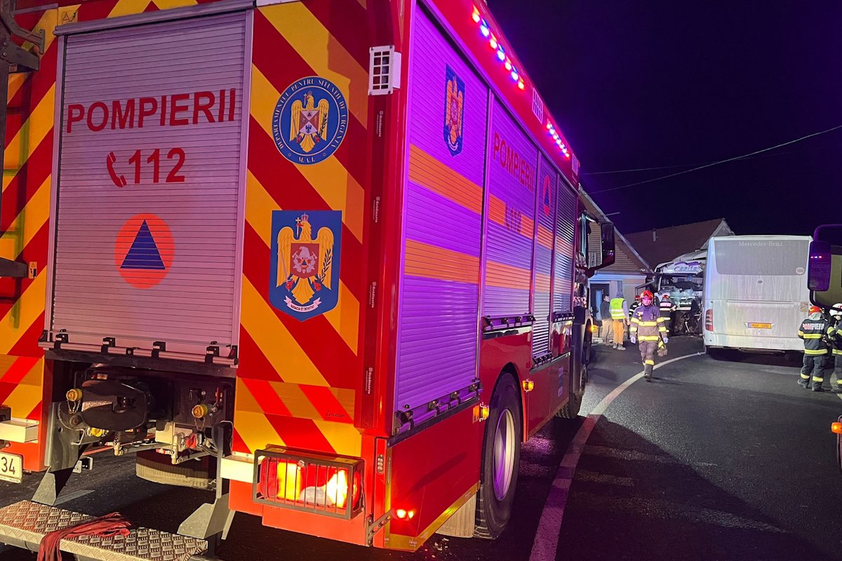 Autóbusz és kamion ütközött; egy személy meghalt, heten megsérültek