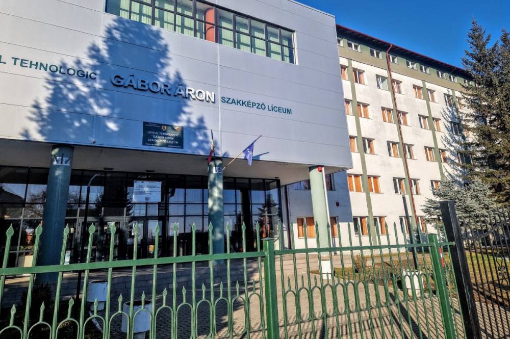 Kiesett a harmadik emeletről, súlyosan megsérült egy diáklány