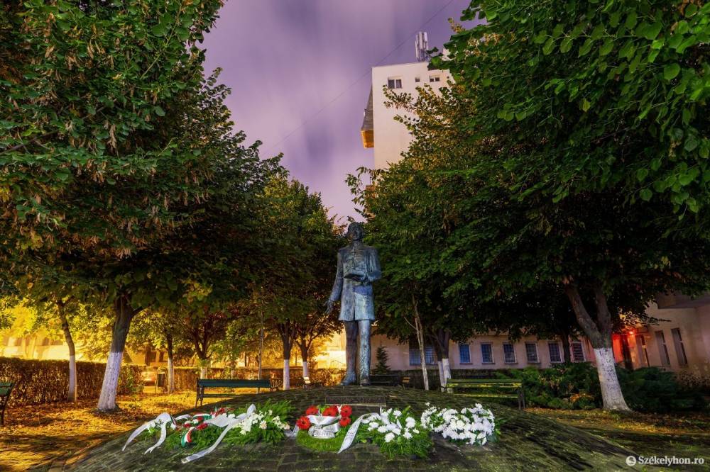 Könyvvel és gyertyával vonulnak fel Marosvásárhelyen
