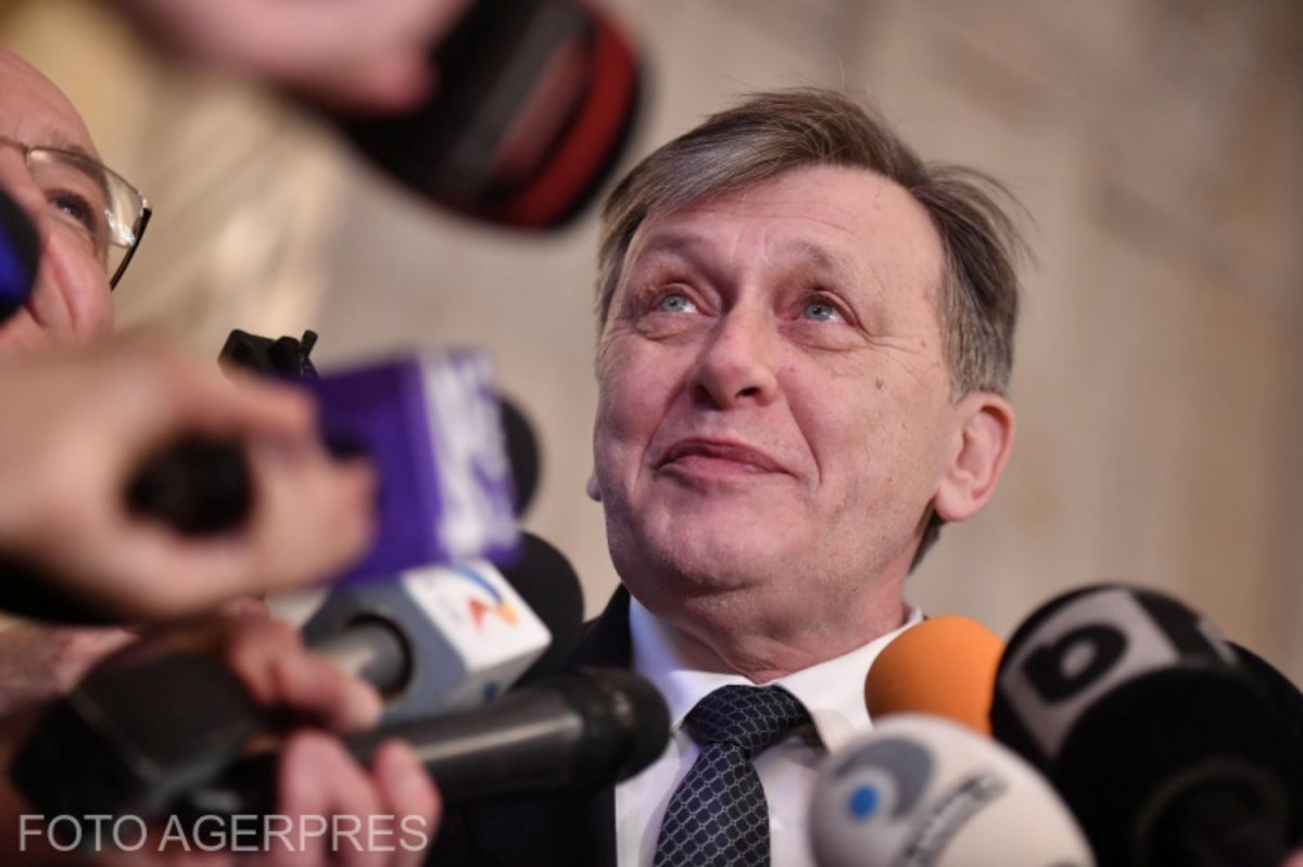 Bölcs döntésnek nevezte Crin Antonescu Iohannis lemondását