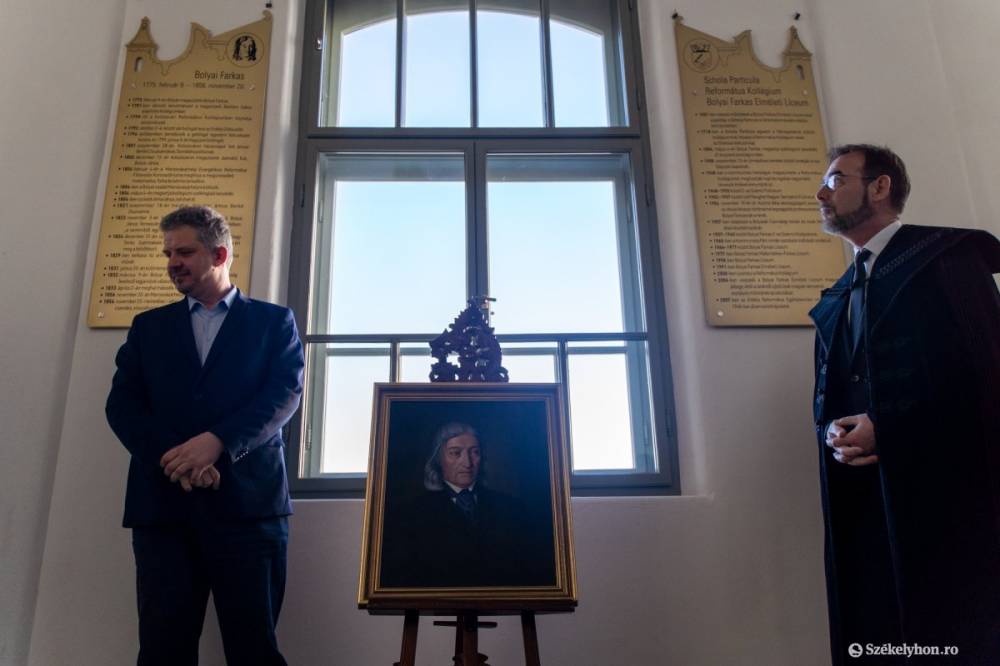 Táblák emlékeztetnek ezentúl a világhírű tudósra és az iskola történetére