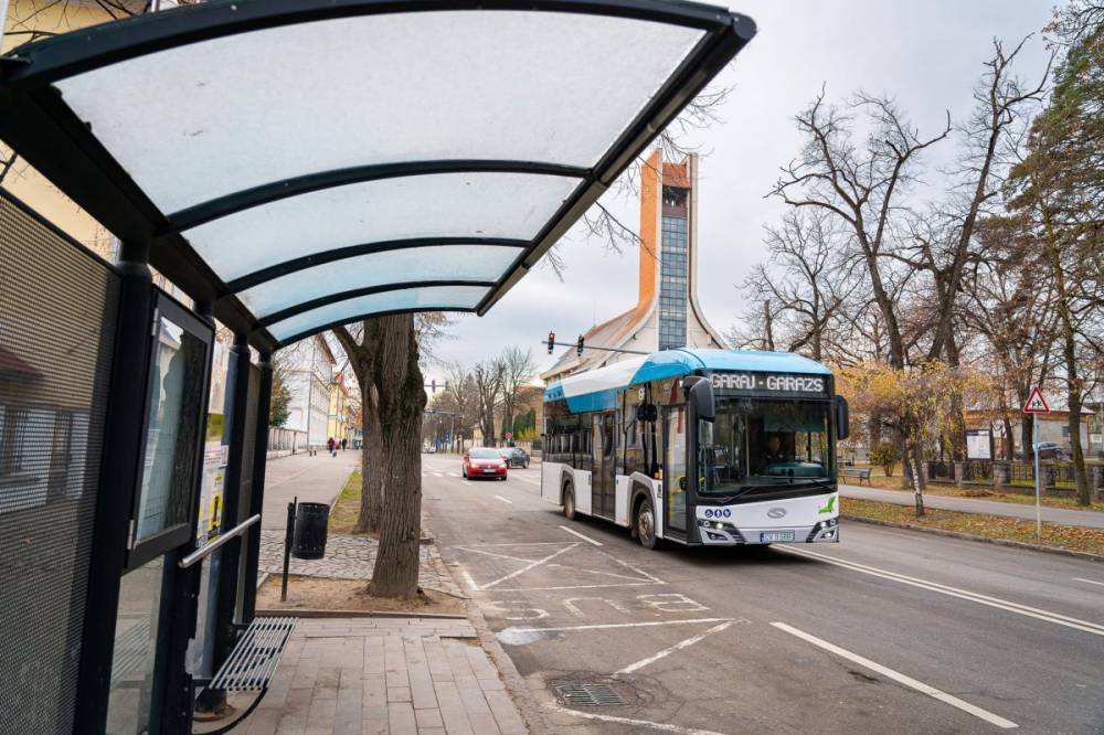 Szegélynek ütközött egy autóbusz, egy utas orvosi ellátásra szorult