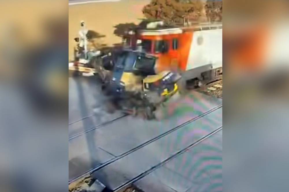 Rakétaként szaladt bele a vonat a sínen ragadt kotrógépbe – videó